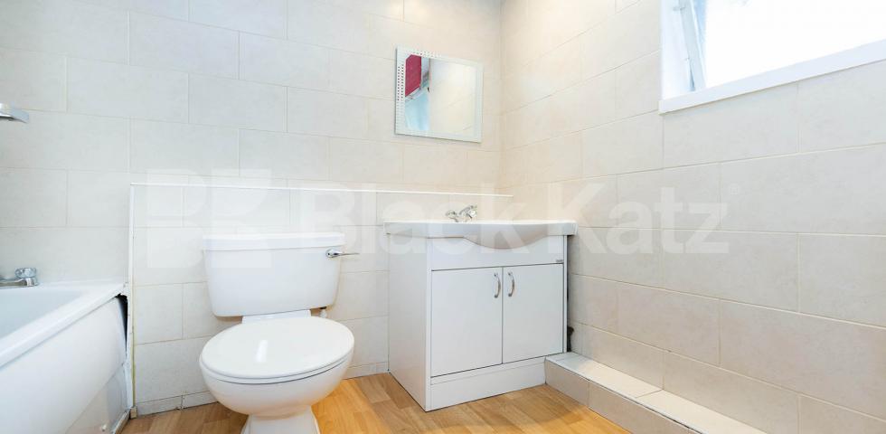 			GOOD FOR 2 SHARERS!, 2 Bedroom, 1 bath, 1 reception Apartment			 Cruikshank Street, KINGS CROSS / ISLINGTON